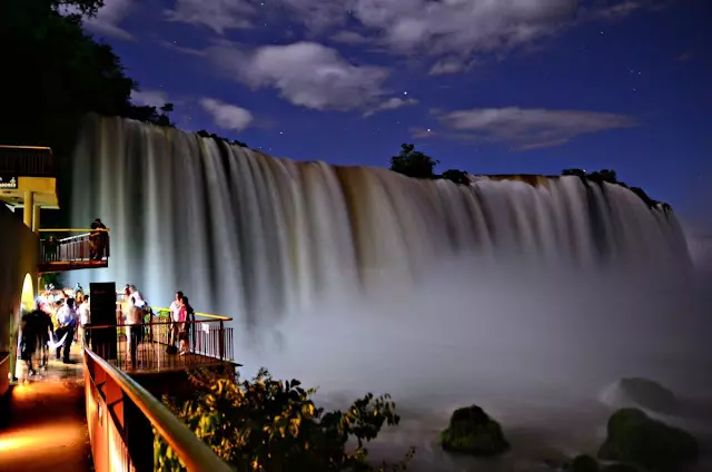 Passeio noturno nas Cataratas do Iguaçu será sob lua cheia neste sábado (19)